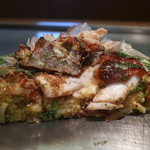 鉄板焼きaja彩 - お好み焼き（ぶた・いか）断面アップ
