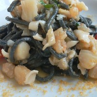 ヴィア トスカネッラ - 炭練り込みパスタ　貝のソースが旨い♬