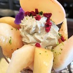 デセール ル コントワール - 花びらのような桃とピスタチオクリーム