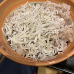 大戸屋 - 今回はサイドメニューで「あかもく」をつけたが、ご飯を「小」の雑穀米にしてジャコのトッピングを行い、この「あかもく」もつけて、トータル1280円で、このクオリティは秀逸だ。