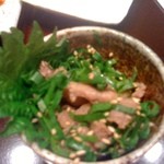 タンしゃぶ鍋と焼肉の店 こいずみ - 和牛すじ湯引き。なかなかオツな味です