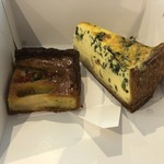 Pain au Traditionnel - 左からタルト 洋梨とグレープフルーツ、キッシュ サーモンとほうれん草