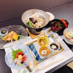 Fumoto - 前菜から始まり全部で6品になります。 お食事はちらし鮨で気軽な集まりや女性に人気なコース料理です。