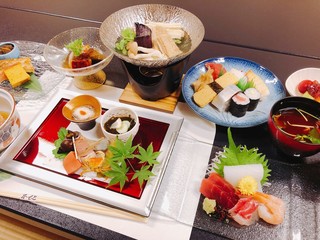 Fumoto - 先付け、八寸から始まり全部で8品になります。 お食事はお鮨で1番人気なコース料理です。 (※季節によって料理内容は変わります。)