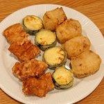 サエキ飯店 - 料理写真:豚肉の唐揚げ　　南乳（豆腐に紅麹をつけ、塩水中で発酵させた腐乳）に漬けた豚肉の唐揚げ、ズッキーニの天ぷら、揚げた大根餅