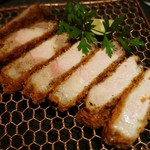 とんかつ マンジェ - イベリコ豚のロース！
      tokyo-xが目立ちますけど、僕は肉肉しいイベリコ豚が
      大好きです(*´罒`*)