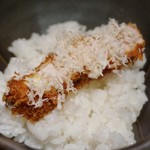 とんかつ マンジェ - レホールとんかつは、ソースをたっぷりつけて
      on the rice がオススメです！
      ご飯に載っけた上からソースかけましょう(笑)