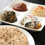 ジェイハン - 4種のディップとトルコパン