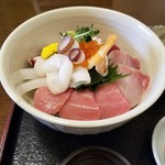 和膳 おおつ - 海鮮丼　1,450円　味噌汁、小鉢、香のもの付き。