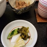 和膳 おおつ - 海鮮丼、二種フライ膳に付く小鉢、香のもの