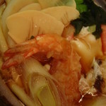 大村庵 - 鍋焼きうどん（海老天、蒲鉾、玉子焼き、ワカメ、麩、葱、玉子）