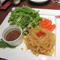 中国料理 青冥 大丸梅田店 - クラゲサラダ（写真は5人分です）