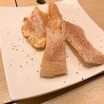 yakinikutakano - 奥 ヤゲン(鶏)、手前 ミノ