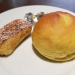 ベーカリーレストラン サンマルク - フレンチトーストと何かの焼き立てパン。