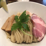 Jinrikisha - キレイに畳まれた平たい麺、チャーシュー、くるっと丸められた三つ葉が美しい！