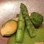 AKI NAGAO - 若狭 甘鯛－日本酒と抹茶の滑らかなソースの野菜のアップ