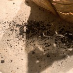 AKI NAGAO - 和歌山 鴨肉－朴葉包み 玄米味噌と黒オリーブのタッブナードの周り