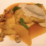 AKI NAGAO - クレープシュゼット－柑橘の香りと熱々クレープ ほうじ茶のグラス アップ