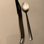 AKI NAGAO - 『岩内 蝦夷鮑－フォアグラのマリネとあわび茸のコンフィ』用のナイフと『はじまりのひと皿－けんたろ苺と海洋深海水 根セロリのムース』のスプーン