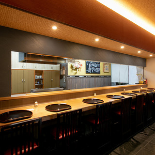 《カウンター席》8席ご用意しております。調理風景を眺めながらごゆっくりどうぞ。