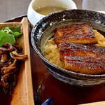 うな専 - 「うな専丼」(税別1200円)に単品の「肝煮」(同500円)を追加。土地柄に沿った「甘辛いタレ」使いで美味しい。丼には香物・肝吸・デザート付き。肝吸も手抜き無し。接客も感じ良し。心にもお財布にも優しい店でした。