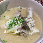 Shokushin Shungiku - コチの味噌汁   出汁がとてもよく出る魚です。味噌は、麦味噌と米味噌のブレンドだそうです。