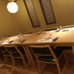 すざき町 食･心 旬ぎく - 店奥のテーブル席