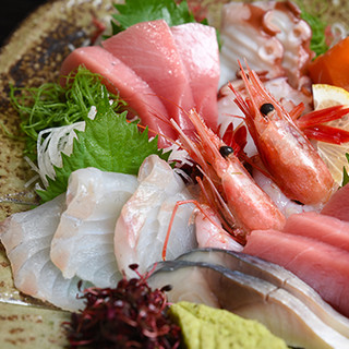 鮮度の良い魚たちを、盛り付け鮮やかに