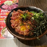 精肉・卸の肉バルSanoso - 炭火焼き炙りユッケ丼(肉増)¥950