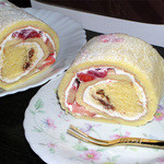 パティスリー ラ フォンティーヌ - 「スフレロール」春のいちごバージョン