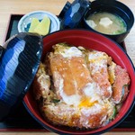 お食事処 味良亭 - 料理写真:カツ丼（味噌汁、漬物付き）