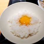 Uozen - 卵かけご飯、専用の醤油も用意されている。ごはんはお替わり無料だ
