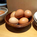 魚然 - 卓上には生卵が何個も盛られており、自由にTKGを楽しめる