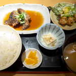 Uozen - 〔日替〕本日の煮魚と副菜の定食（￥950）。今日は黒ムツ、副菜は揚げシュウマイ