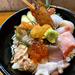 味処 佐とう - 丼を埋め尽くす魚介類  赤エビは真っ直ぐにすると
      軽く10,5センチは超えていた。←釣師さん！