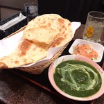 スリ　ガネッシュ - Aセット
ほうれん草とバニル
サラダ
ナン＋パパド
ラッシー