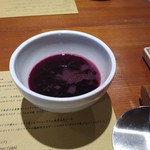 マジカメンテ - 赤のスプマンテ。陶器でグラスが無い時代を表現？