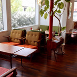 ロージーティーハウス - 窓際のテーブル席