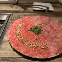 代官山焼肉 kintan - 生肉。盛り付けにもかなりのこだわりを。生肉だけど、サッと炙った方が美味しかった！