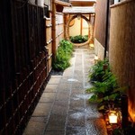 祇園 にしかわ - 玄関へと続く石畳