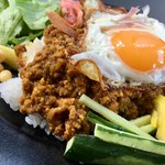 シャムロックカフェ - トッピングの お野菜を 混ぜて 頂きます ♪