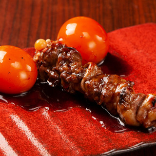 Our restaurant uses Sakae's charcoal-grilled skewers of raw chicken, sent directly from the production area and Grilled skewer one by one.