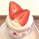 フォルカフェ - 苺みるくパブロバ かき氷 540円(税込)