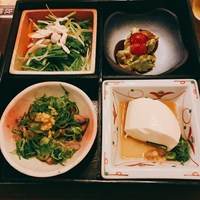 京の禅 車 四条烏丸店 - 前菜４品（サラダ、神楽とりたたき、おばんざい2種）