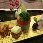 和菜割烹　いしだ - 先付（真ん中は山芋とニンジンで松飾、右側は黒豆と大根で羽子板などをかたどってありました。）