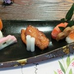 和菜割烹　いしだ - 焼き物（左から鏡餅・鶴亀　真ん中も何かをかたどってあるのですが忘れました。右は日の出）