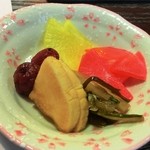 和菜割烹　いしだ - お漬物（黄色い色のお漬物はカレー味のお漬物でした。）