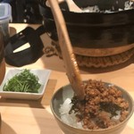 焼き鳥 とりら - 熱々の鶏そぼろを乗せる