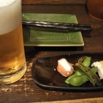 まるびや - お店はレトロ。付き出しはおされ。