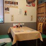Arasuka - 店内(テーブル席)